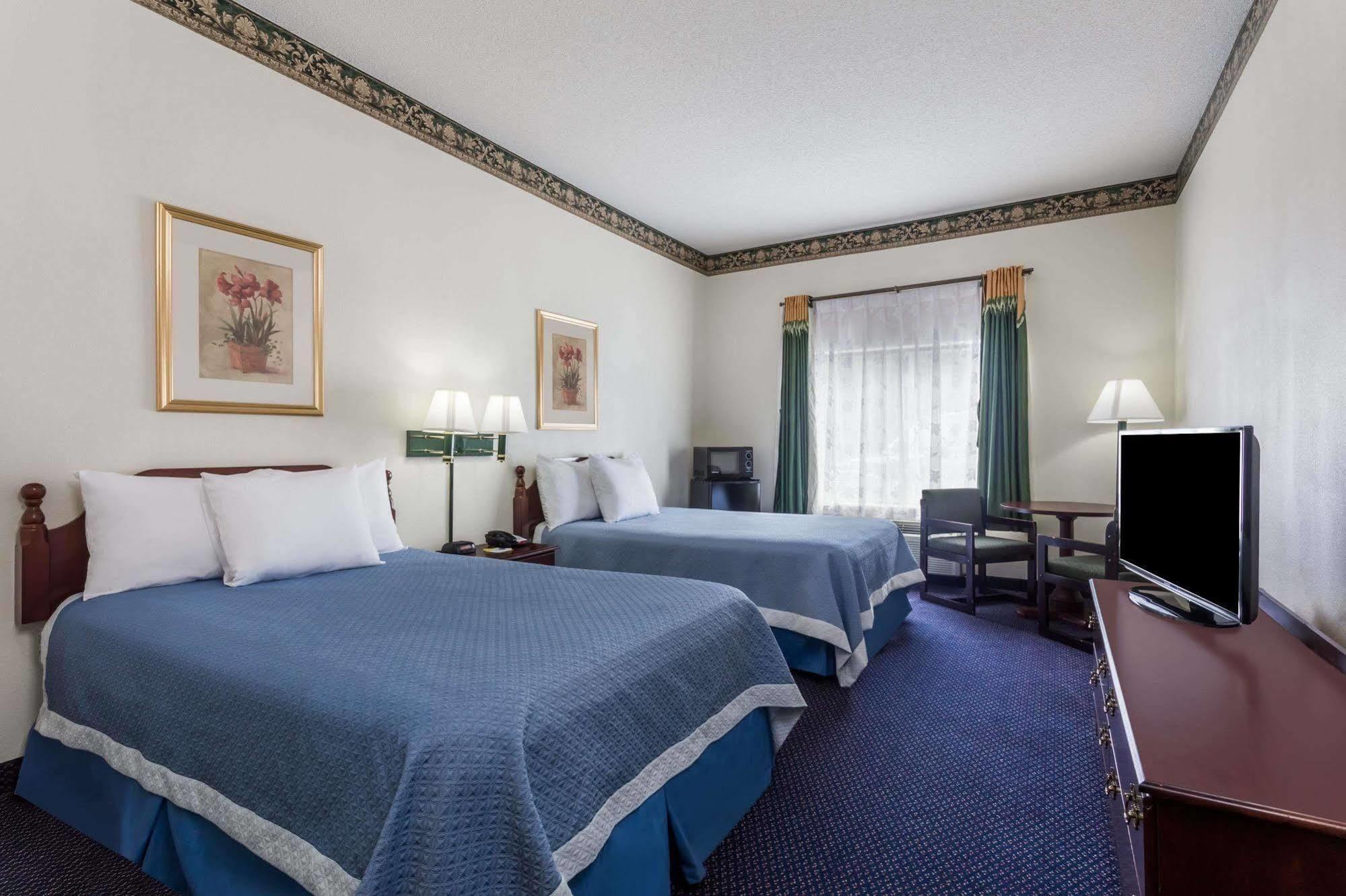 Hotel &